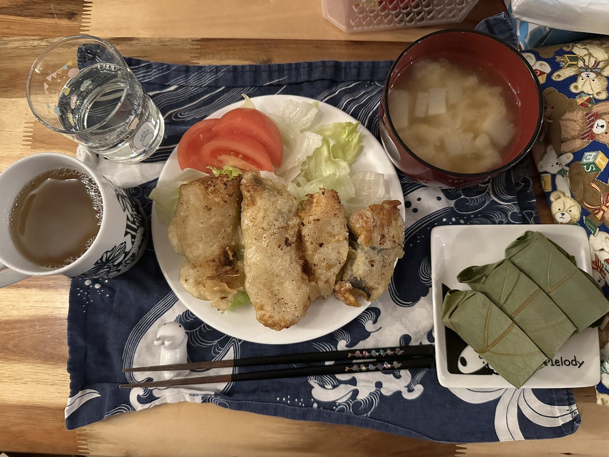 wool_earl_ram's tweet photo. 鰈の唐揚げ
柿の葉寿司
大根の味噌汁 https://t.co/6aZ7L3WEUD