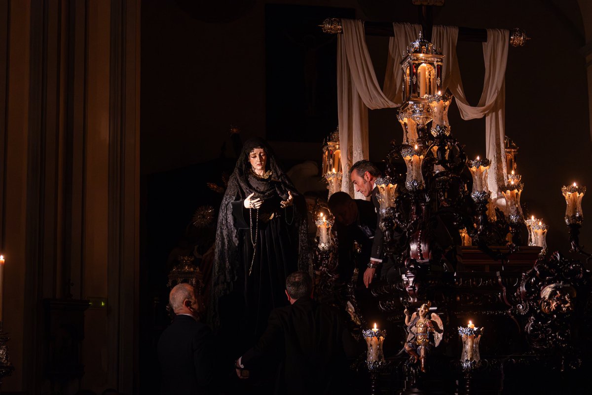 𝐕𝐈𝐄𝐑𝐍𝐄𝐒 𝐃𝐄 𝐃𝐎𝐋𝐎𝐑𝐄𝐒 | Galería fotográfica del traslado y entronización de Nuestra Señora de los Dolores en su Amparo y Misericordia, realizado en la pasa noche de Viernes de Dolores.

📷 | <a href="/DaniAstorgaPH/">Dani Astorga Fotografía</a>

#CofradíasMLG