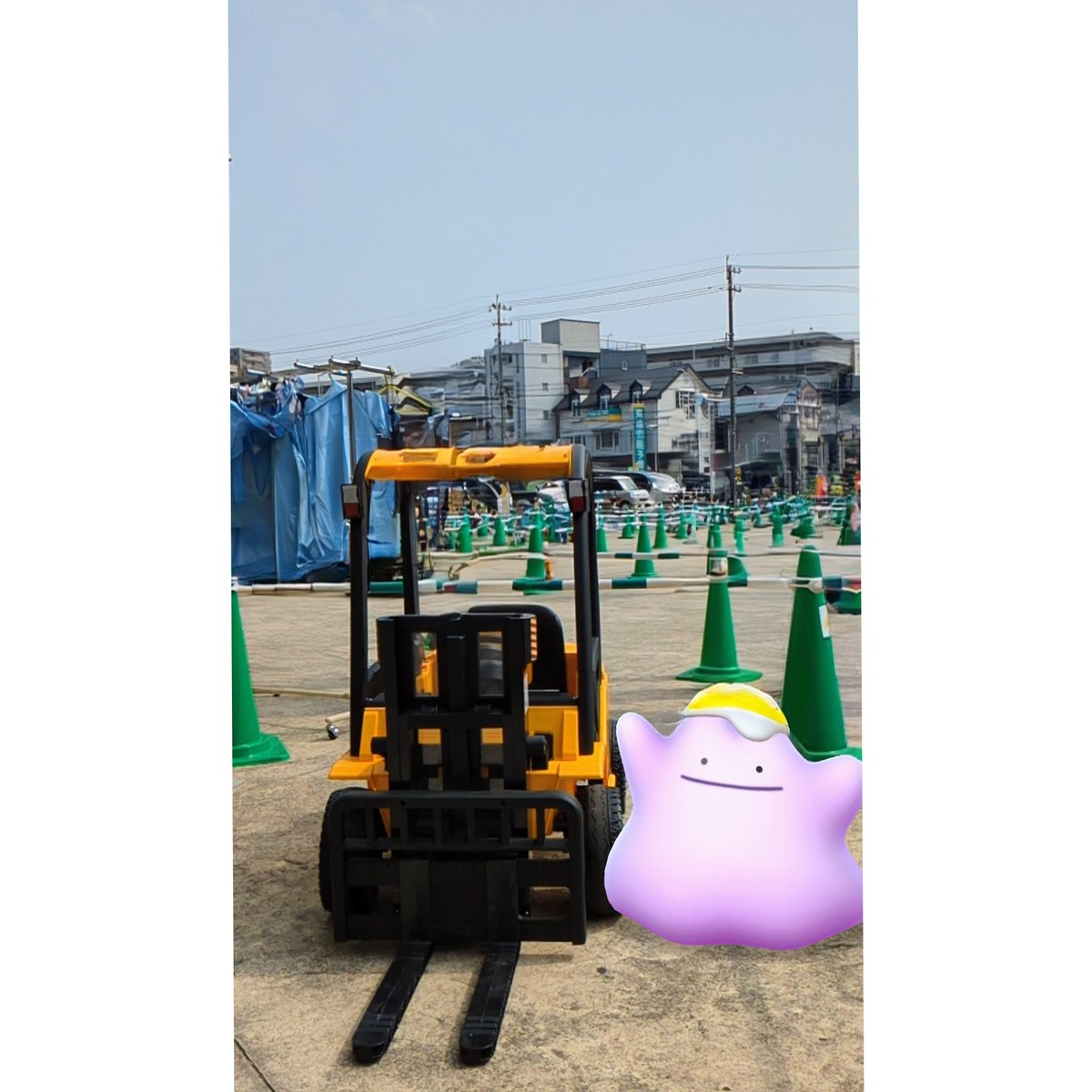 suisuiyahchan's tweet image. 「今日から僕も、現場の戦力！🚧✨」
黄色いヘルメットで気合十分！メタモンの初仕事
#ARofTheDay
#GOsnapshot