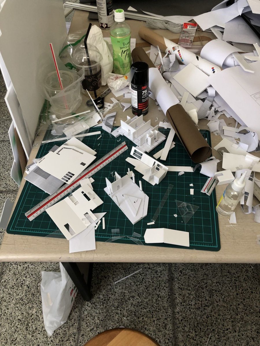 (🖤) 

แสงแดดยามเช้าที่สาดส่องผ่านกระจกสตูดิโอคณะสถาปัต ไม่ได้ทำให้ อาร์ตโตะ รู้สึกสดชื่นเท่ากับกลิ่นกาแฟดำในมือ เขาขยับแว่นสายตาให้เข้าที่ขณะจ้องมองโมเดลแมสที่วางแหมะอยู่บนโต๊ะตัดโมเดลซึ่งเต็มไปด้วยรอยคัตเตอร์

⸻