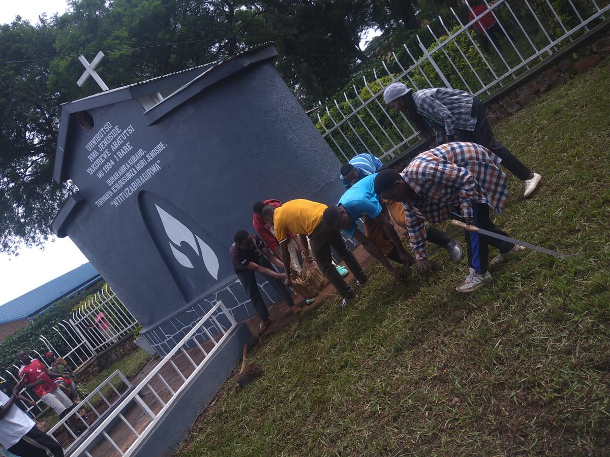 MutenderiV's tweet photo. None urubyiruko rwa @MutenderiV , @MutenderiNyc bifatanyije n' inzego zibanze n' abaturage ba @Mutenderi_Sect mu muganda rusange usoza ukwezi kwa Werurwe, aho basukuye Urwibutso rwa Jenoside yakorewe Abatutsi mu 1994 I Bare. https://t.co/kym2P93nWz