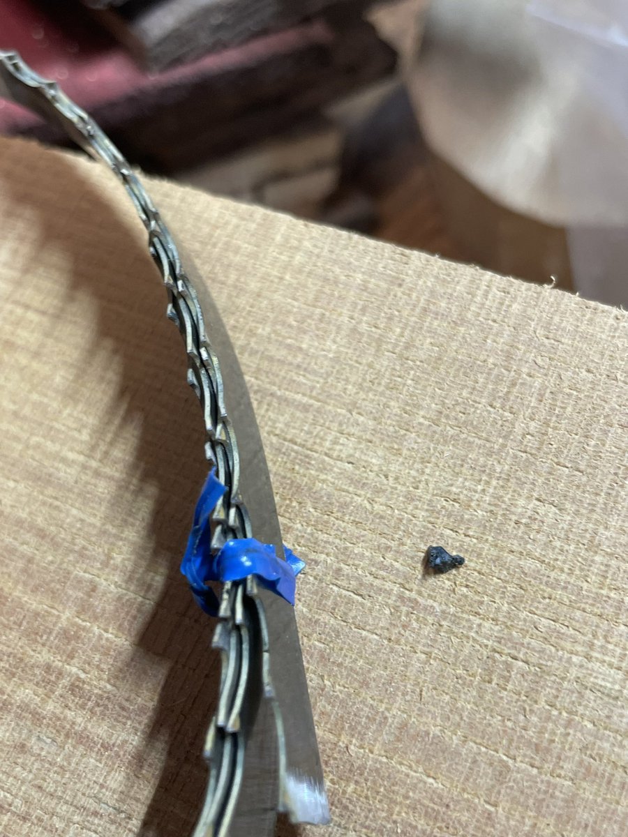 調子良く製材してたのに、突然の断裂😭
その瞬間、鉄クズ?みたいのが落ちてきたんだけど、これは木の中に釘でも埋まってるってことかな?
また断裂すると怖いので、端材だったしそのまま材料は廃棄しよう。そうしよう。
