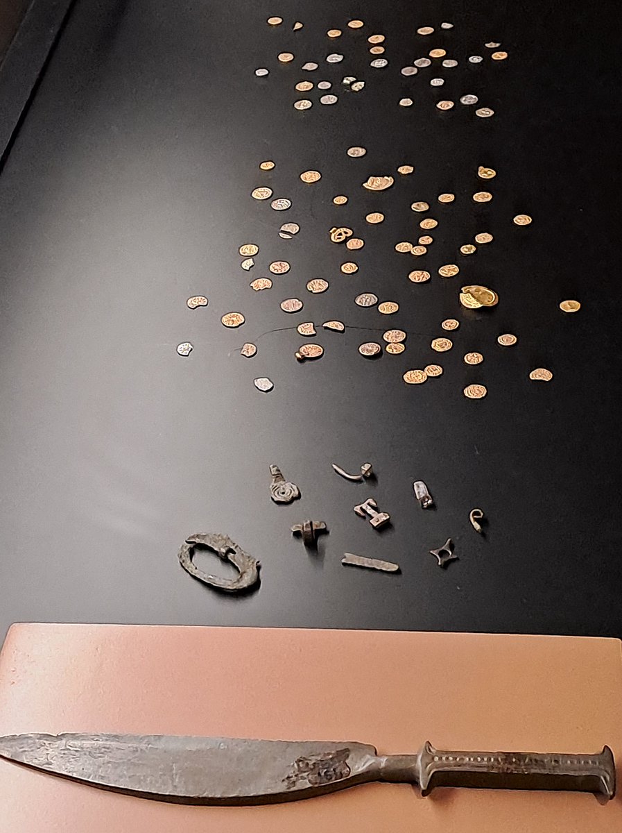 BekiekTwente's tweet photo. Nu te zien in De MuseumFabriek: 'Offerschatten'
Met veel zeer bijzondere Twentse archeologische vondsten, o.a. Goudschat van #Hezingen en Mens van #Mander. Komt dat zien!
#Enschede #Twente #BekiekTwente https://t.co/XFkMvwFtAK