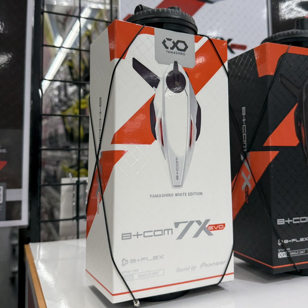 naps_kanagawa's tweet photo. 座間店では人気インカムメーカーサインハウスの最新モデル【B＋COM  7X EVO】を好評販売中‼️
山城限定色のホワイトやSHOEIヘルメット用アタッチメントも販売中😎👍
https://t.co/yK85x5dwPk

#ナップス座間店 #napszama #kanagawa #motorcyclelife #バイク #インカム #B_COM #7X_EVO #SYGN_HOUSE https://t.co/Bj45H4PM6c