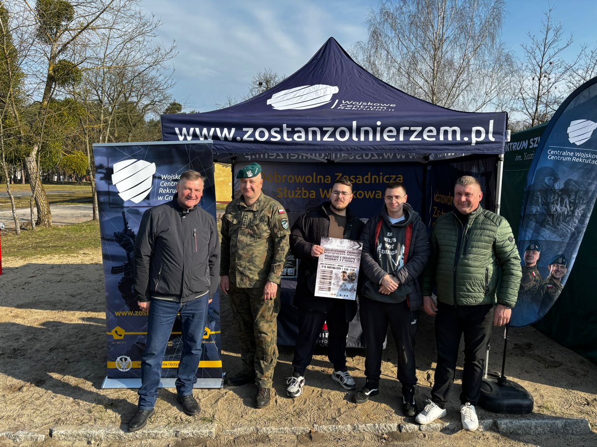 WCRGrudziadz's tweet photo. 🇵🇱 Dziś na placu apelowym #CSLog w Grupie żołnierze Dobrowolnej Zasadniczej Służby Wojskowej złożyli uroczystą przysięgę wojskową. 🇵🇱
W uroczystości udział wziął przedstawiciel Szefa @WCRGrudziadz oraz nasz #MPR. 
👏 Gratulujemy i życzymy bezpiecznej służby oraz wielu sukcesów! https://t.co/7aoyf682Zv