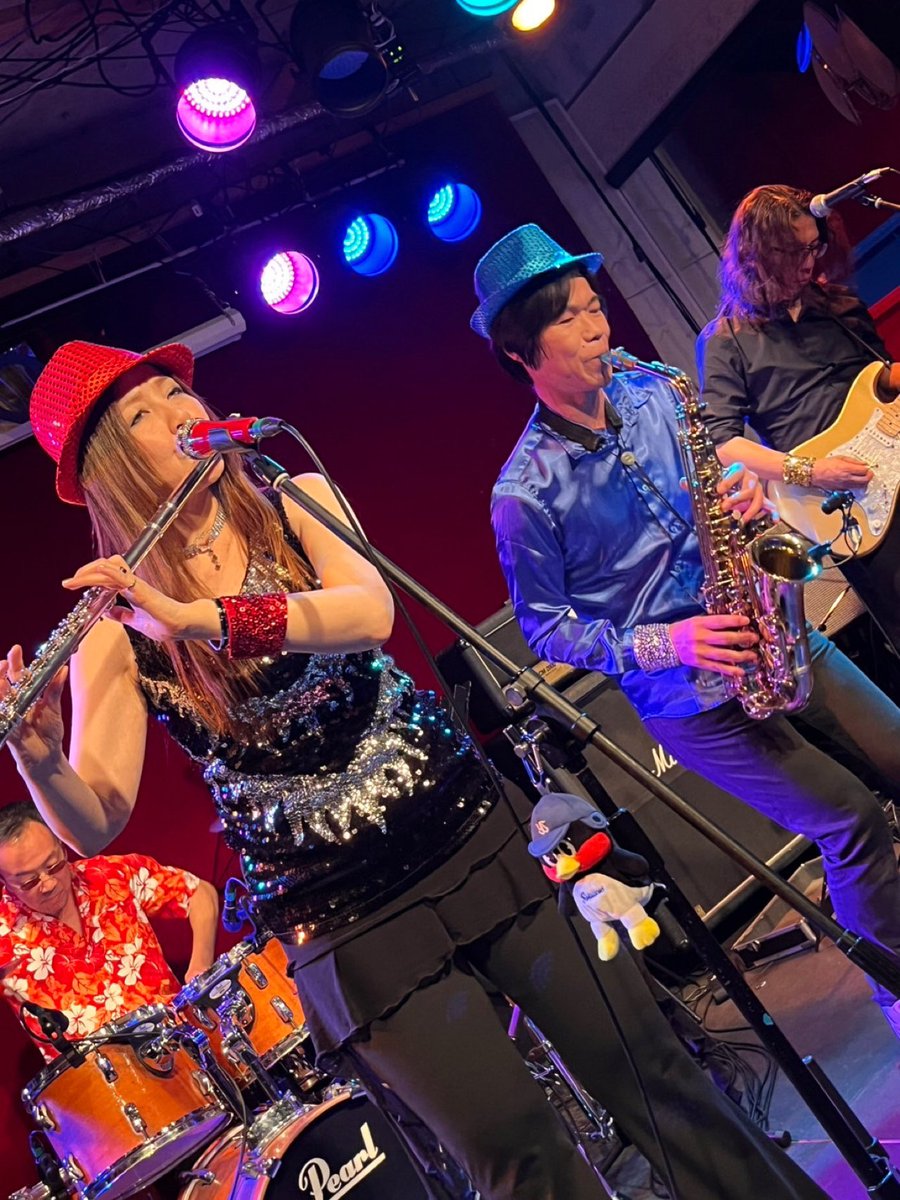 yoko729's tweet photo. 遅くなりましたが～先週3/22（日）はThird Stoneにて、M.J.C.Dxライブでした🎶 たくさんの方に観にきていただきありがとうございました～感謝❣️
サポートメンバーさん4人、 計7人でのライブ。あっ、つばちゃん入れて7人と1羽😆
人数多くて、本番も打ち上げも楽しかった～😆 https://t.co/26GaOxgoWZ