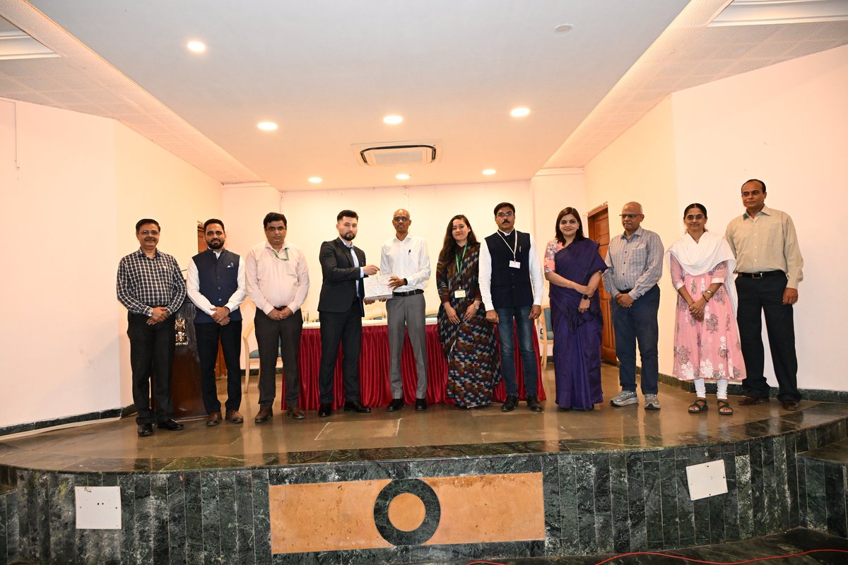 YASMinistry's tweet photo. Shri S. Ramamoorthy, Joint Secretary to the Hon’ble Governor, held a formal interaction with the Central Asian Youth Delegation from Kazakhstan at Lok Bhavan, Malabar Hill.

The discussions focused on strengthening mutual understanding, fostering shared cultural linkages, and promoting youth-led initiatives as instruments of global partnership. 

The engagement reaffirmed the enduring spirit of India–Kazakhstan relations.
#CAYD