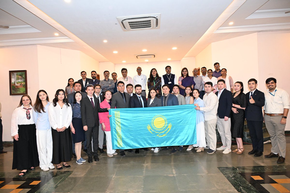 YASMinistry's tweet photo. Shri S. Ramamoorthy, Joint Secretary to the Hon’ble Governor, held a formal interaction with the Central Asian Youth Delegation from Kazakhstan at Lok Bhavan, Malabar Hill.

The discussions focused on strengthening mutual understanding, fostering shared cultural linkages, and promoting youth-led initiatives as instruments of global partnership. 

The engagement reaffirmed the enduring spirit of India–Kazakhstan relations.
#CAYD