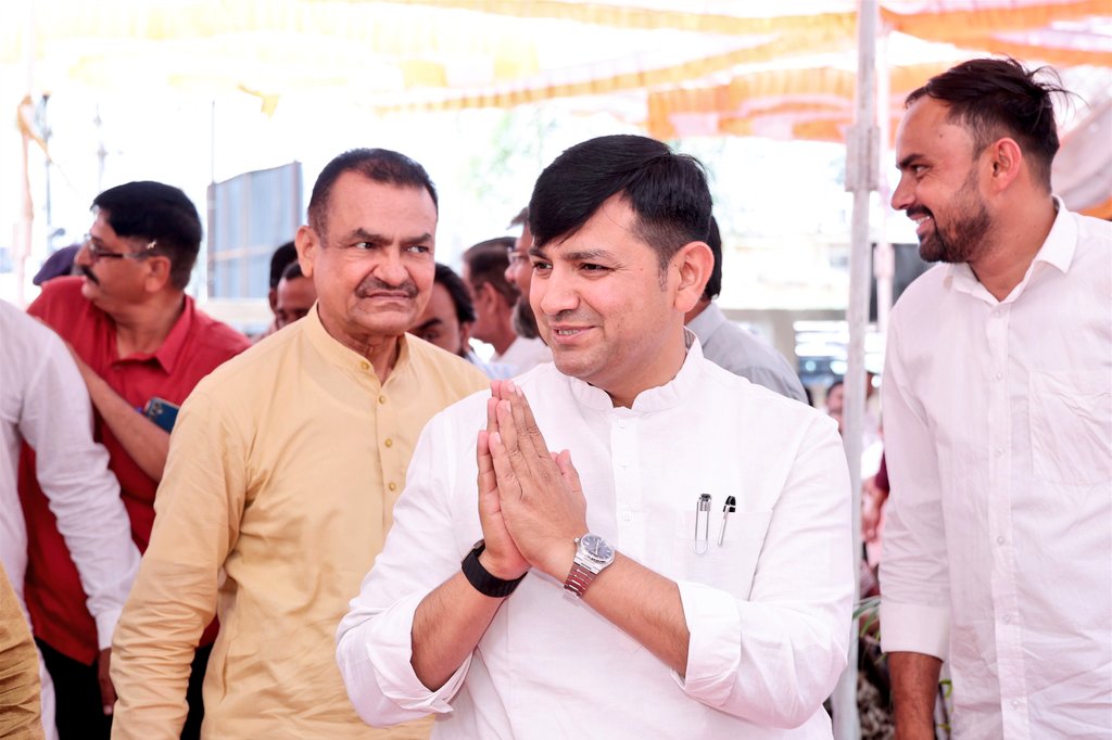 pravinmalibjp's tweet photo. આજરોજ ડીસા ખાતે નવનિર્મિત તાલુકા પંચાયત કચેરીનું લોકાર્પણ કર્યું. 

 આધુનિક, સુવિધાસભર અને સસ્ટેનેબલ આંતરમાળખું ઊભું કરવા રાજ્ય સરકાર પ્રતિબદ્ધ છે તેનું આ ઉત્તમ ઉદાહરણ છે.

આ કચેરીના નિર્માણથી નાગરિકોની સમસ્યાઓનું ઝડપી સમાધાન આવશે અને તાલુકાના વિકાસને ગતિ મળશે

આ કાર્યક્રમ માં પૂર્વ સાંસદ શ્રી @AnavadiyaDinesh , હોદેદારો, આગેવાનો અને મોટી સંખ્યામાં લોકો હાજર રહ્યાં હતાં.