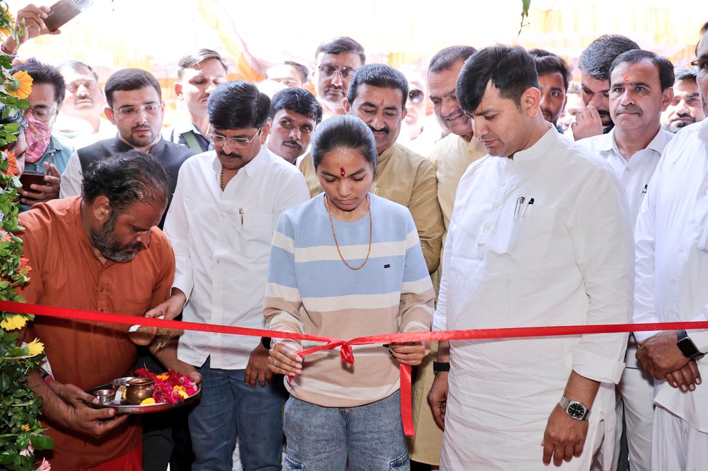 pravinmalibjp's tweet photo. આજરોજ ડીસા ખાતે નવનિર્મિત તાલુકા પંચાયત કચેરીનું લોકાર્પણ કર્યું. 

 આધુનિક, સુવિધાસભર અને સસ્ટેનેબલ આંતરમાળખું ઊભું કરવા રાજ્ય સરકાર પ્રતિબદ્ધ છે તેનું આ ઉત્તમ ઉદાહરણ છે.

આ કચેરીના નિર્માણથી નાગરિકોની સમસ્યાઓનું ઝડપી સમાધાન આવશે અને તાલુકાના વિકાસને ગતિ મળશે

આ કાર્યક્રમ માં પૂર્વ સાંસદ શ્રી @AnavadiyaDinesh , હોદેદારો, આગેવાનો અને મોટી સંખ્યામાં લોકો હાજર રહ્યાં હતાં.