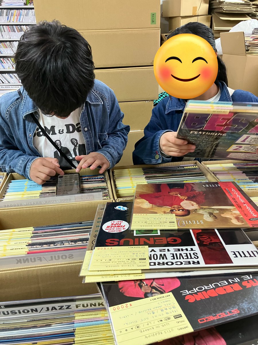 stevekimock's tweet photo. 今日は友達の息子娘と3人で京都のレコ屋巡り。楽しかったー
少ないお小遣いやし、めっちゃ計算して、曲目見て、年代見て、めっちゃ迷って買う。
この世界、これから辛い事も多いやろけど、そんな時は今日買ったレコードがきっと寄り添ってくれるでしょう♪ https://t.co/w8JCxKqOFI