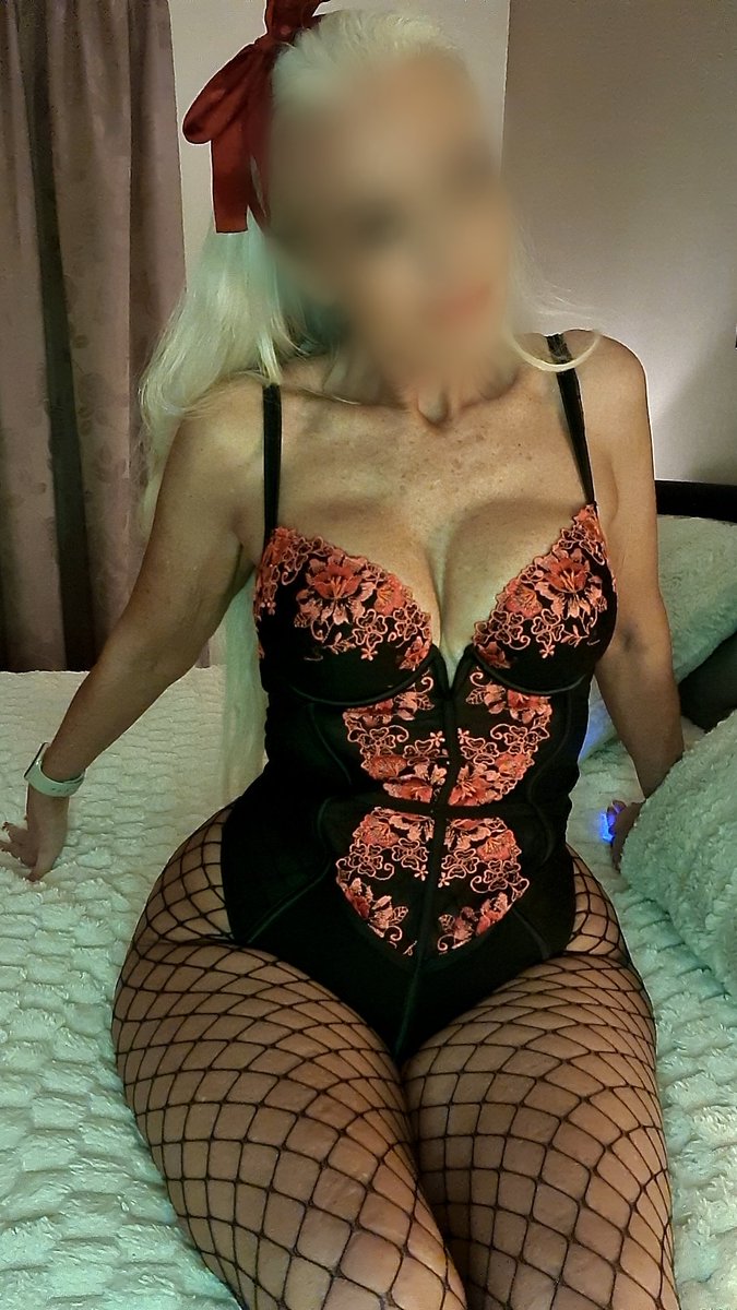 MistressKassia's tweet photo. Good morning to you all. What naughtiness can I get up to today do you think? Open to suggestions 😜 #naughty #milf #cougar #upforanything #blonde #hotwife #thetoyboyhunter #fishnets https://t.co/DfHRDXL2wV