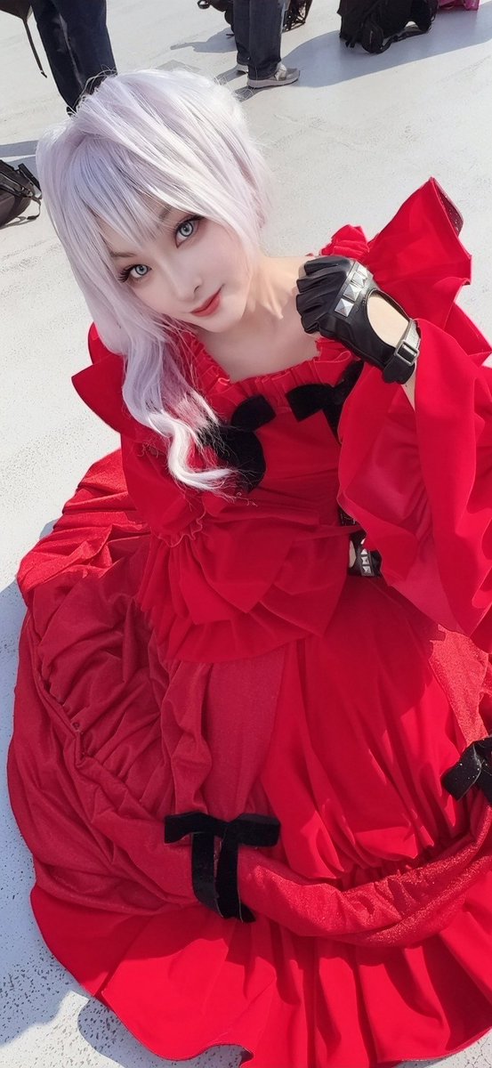 hummel827's tweet photo. アニメジャパンお疲れ様でしたー
さいひとのスカーレット初出しでした
腕上げるポーズが多いから袖のフリルに拘って作ったんだけど綺麗に広がってて嬉しい😃
#AJコスプレ https://t.co/Gaazan20Db