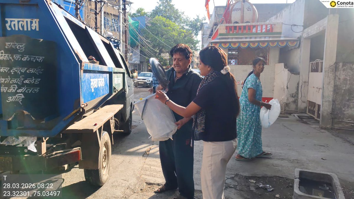 NRatlam's tweet image. नगर पालिक निगम, रतलाम आई.ई.सी. टीम द्वारा रहवासियों के #dustbin_check करके गीला सुखा कचरा अलग अलग करवाया जा रहा है
#YouthVsGarbage #IndiaVsGarbage #garbagefreecitie #swachhataconnect_mp #swachhsurvekshan2025mp @MoHUA_India @SwachhBharatGov @urbansbm @mlkhattar @CMMadhyaPradesh
