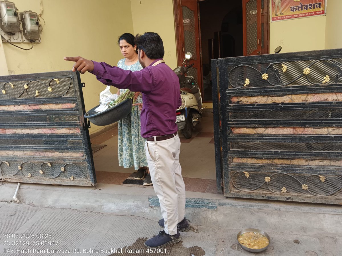 NRatlam's tweet image. नगर पालिक निगम, रतलाम आई.ई.सी. टीम द्वारा रहवासियों के #dustbin_check करके गीला सुखा कचरा अलग अलग करवाया जा रहा है
#YouthVsGarbage #IndiaVsGarbage #garbagefreecitie #swachhataconnect_mp #swachhsurvekshan2025mp @MoHUA_India @SwachhBharatGov @urbansbm @mlkhattar @CMMadhyaPradesh