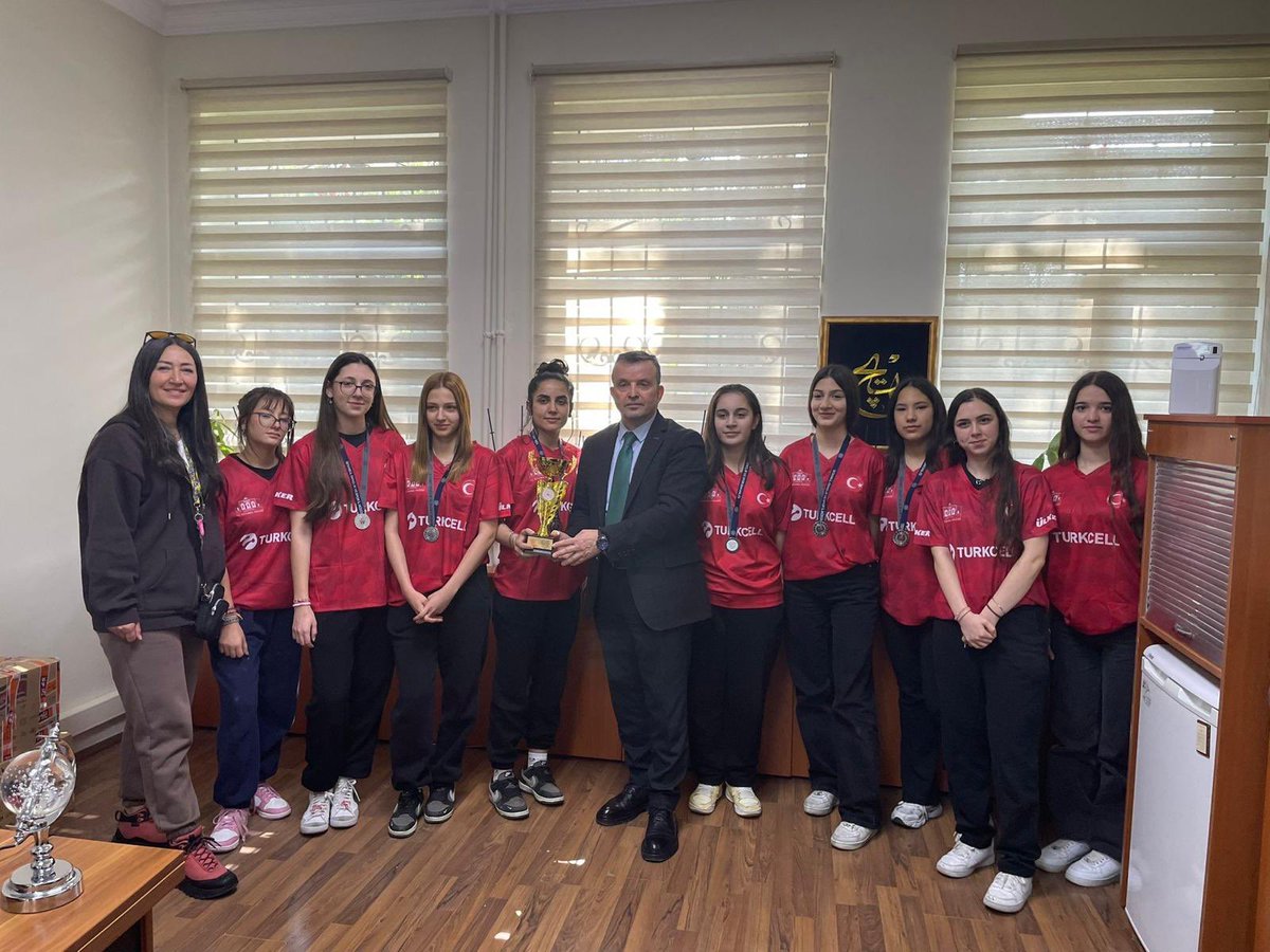 🏆 İlçemizde düzenlenen Geleneksel Çocuk Oyunları, Genç Kızlar Lise Kategorisinde “Kaleli Yakan Top” yarışmasında okul takımımız ikinci olmuştur. Sevgili öğrencilerimizi ve Beden Eğitimi Öğretmenimiz Nilüfer Demir’i tebrik ederiz.💐

<a href="/istanbulmem/">mem</a> <a href="/BakirkoyMEM/">Bakırköy İlçe Millî Eğitim Müdürlüğü</a> <a href="/denizci_salih/">Ahmet Salih Denizci</a>