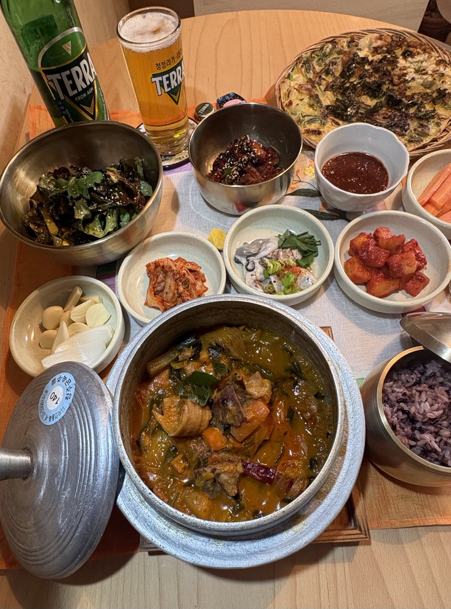 帰国してさっそくネジャンタン（내장탕）作りました！ハチノス、ギアラなどホルモンを使った韓国料理🇰🇷めちゃ美味いっす😋🍴トンミョ（東廟）で買った韓国食器たちもかわいい🩷

#韓国料理 #料理好き #料理男子