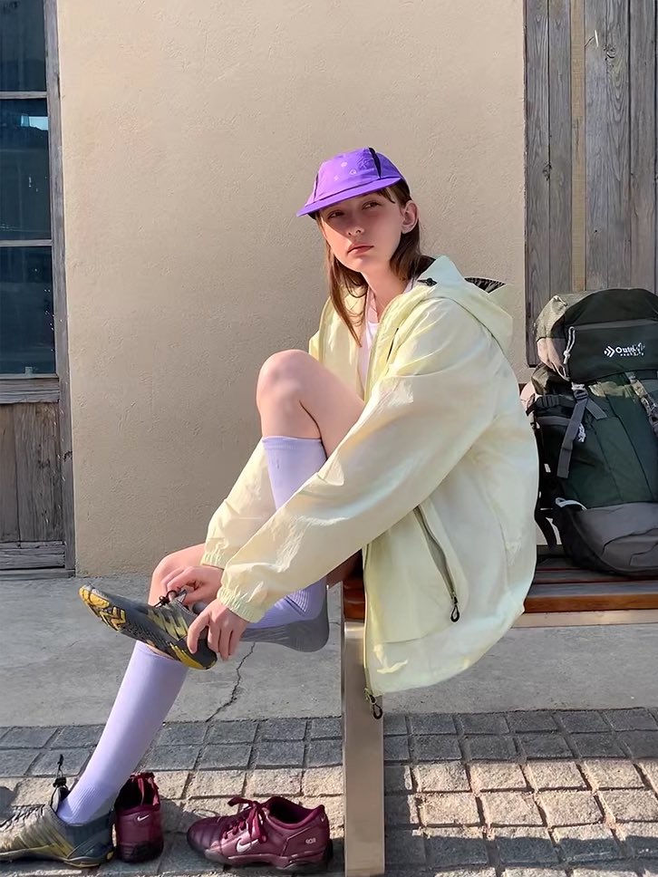 oldlaundrystore's tweet image. 나일론의 바스락거리는 질감과 화사한 컬러가 매 순간의 움직임을 정갈하게 빛내줍니다.

#경량바람막이 #LightweightJacket #ウィンドブレーカー #SQUAREHOULEST #Oldlaundry_mag