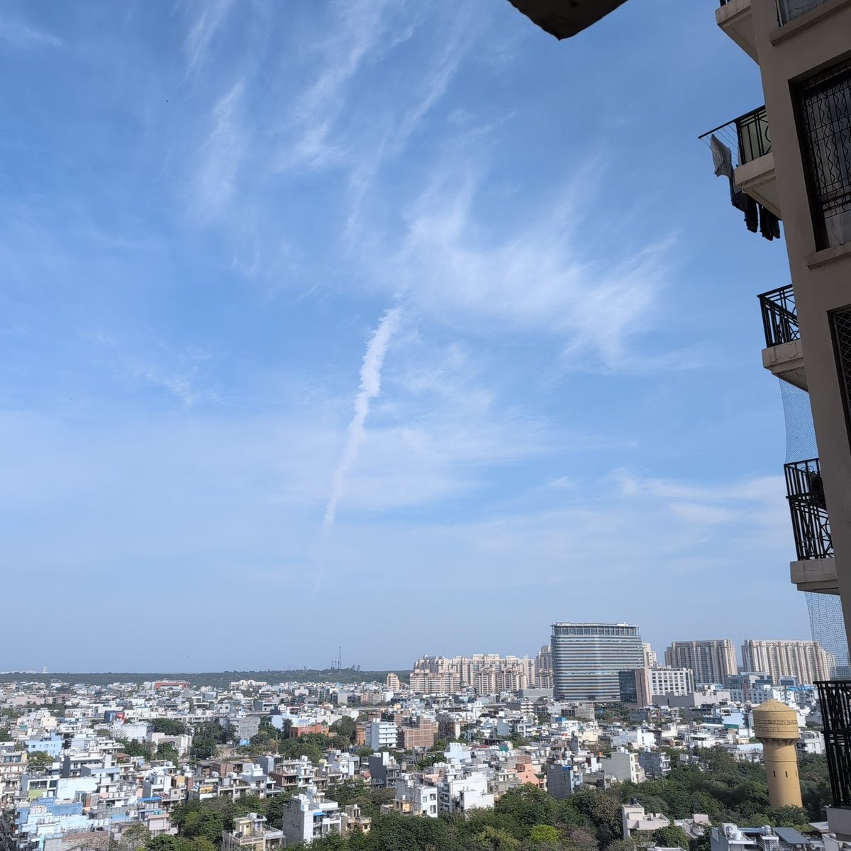 epsilonmeta's tweet photo. Is it a jet or a beautiful cloud ? https://t.co/F54tTsBLiH