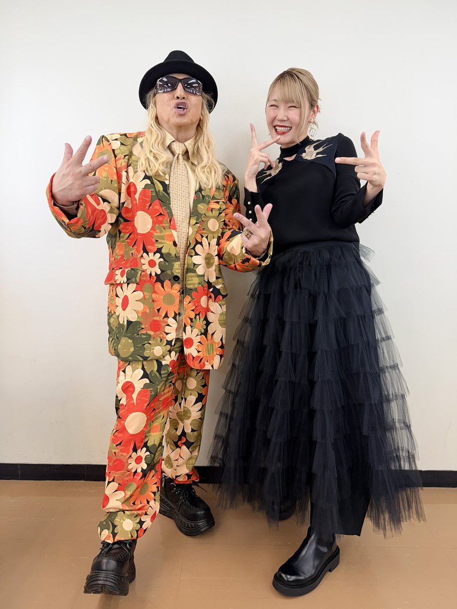 DJKOO_official's tweet image. 遂に！今夜放送！ #歌える青春のベストソングヒットパレード  #15 
【 #BS 】3/28(土) 21:00〜

なんと！総勢23アーティスト！
誰もが歌える！名曲・ヒット曲が15曲！
今回は、あの　#ホイットニー_ヒューストンの名曲も！

レジェンドMALTAさん、ハラミちゃん
バックヤードのレアショットです！！