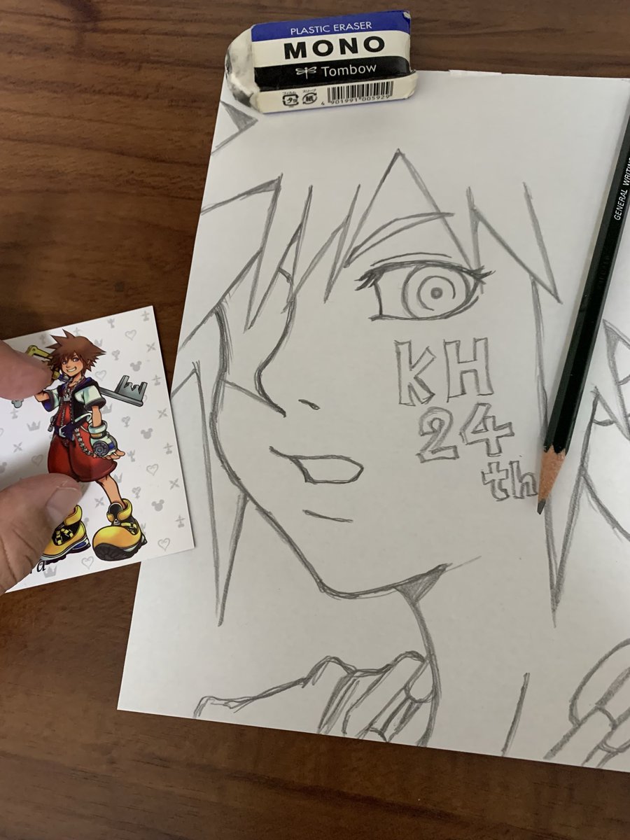 『アートミュージアム』のソラのカードを見本にしながら、今日久しぶりに絵を描いた訳なんだけど…

「ソラの目ってどんな色だったかなぁ…」なんて、無意識にカードをズームしようと指を動かしてて…

「あれ❓俺ヤバくね❓」ってなりました🤔

※写真はその時の様子をイメージにして撮りました💡