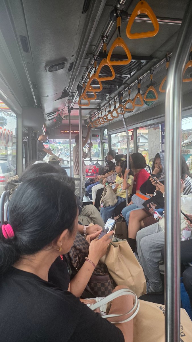 madewindu8's tweet photo. 2 hari ini PP kerja naik teman bus, tolong pemprov bali jam ops nya jadi 24 jam ajalah 😅 https://t.co/NWQ2NFkw1b
