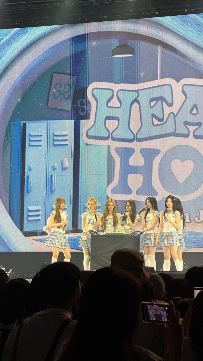 bbyhaeyongie's tweet photo. kaya di rayain di sekolah😭😭😭😭😭

#Hearts2Hearts #하츠투하츠 #H2H #HEARTS2HOUSE #Hearts2HeartsinJAKARTA #HEARTS2HOUSEinJAKARTA #CARMEN https://t.co/9EgYQK0FH6