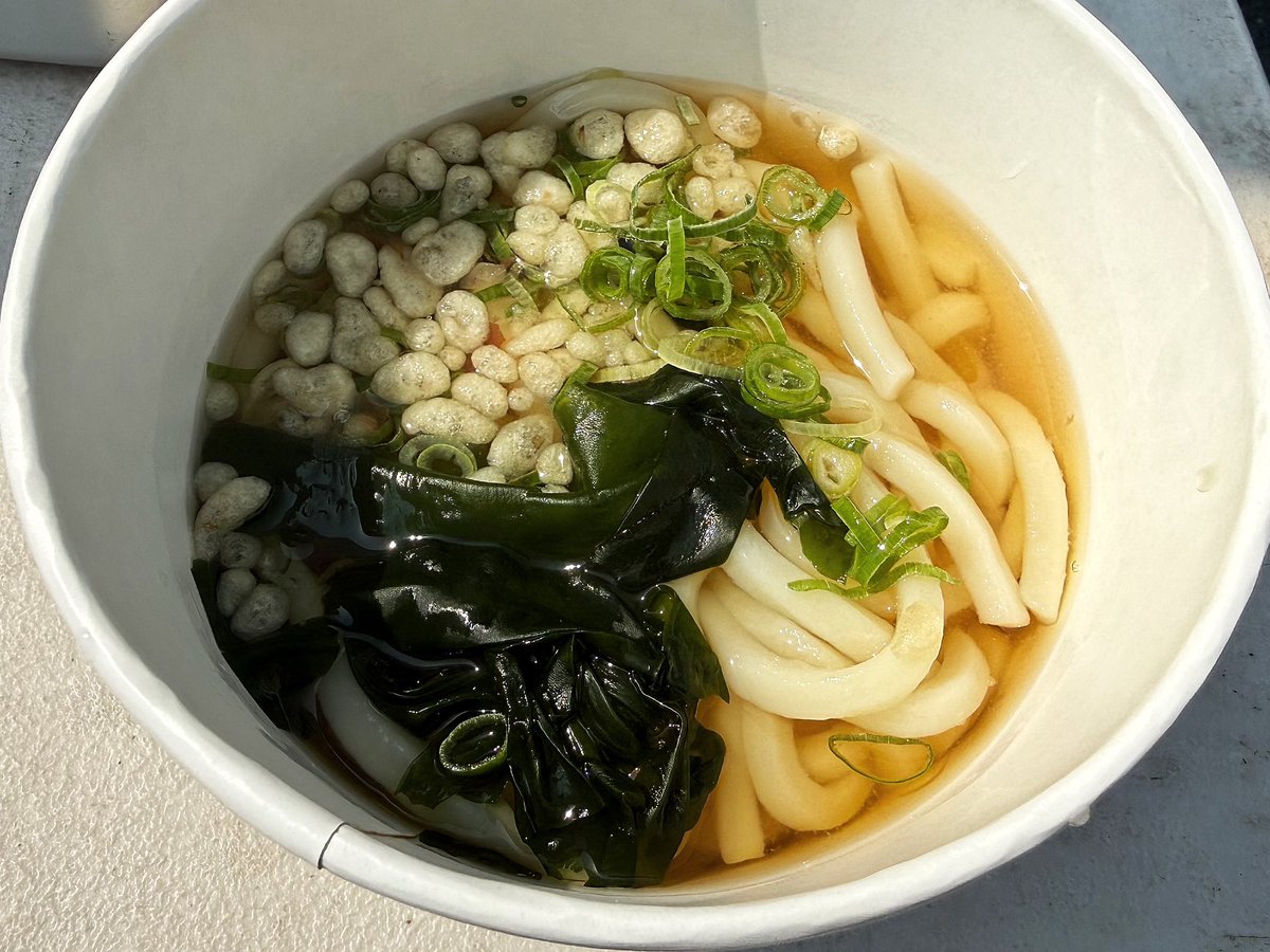 うどん @鈴鹿サーキット

伊勢うどんは通期であるレギュラー店舗。本物のふわもち伊勢うどんと濃厚たれで安定の旨さです。ヘアピン手前に出店してたうどん屋さんは冷凍麺と出汁の素。海外のおじさんが最初に出汁を全部飲み干してから麺と具を食べてて(なるほど、こんな食べ方もありか！)と目から鱗