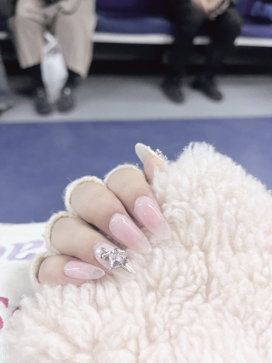 NaNye_2s's tweet photo. 셀프네일 모음 타래 https://t.co/oDicUpZLqF