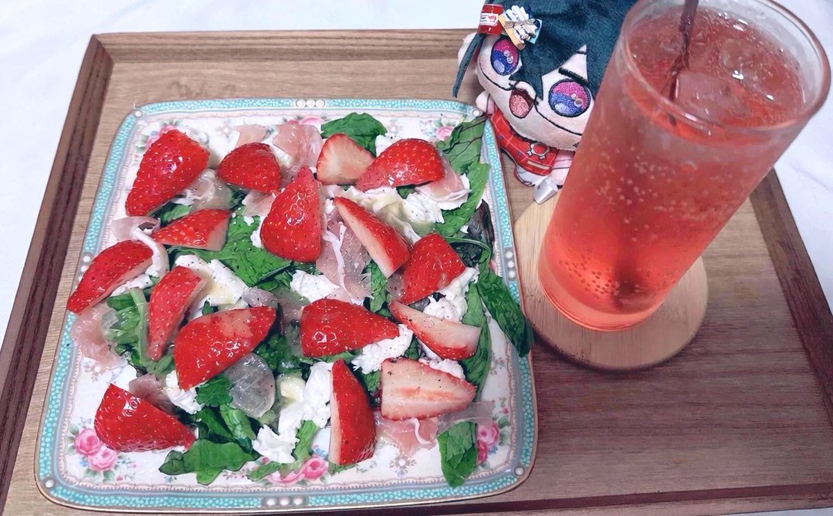 今年もイチゴをもらったので🍓
カプレーゼ風サラダ💕と、
ストロベリースプリッツァー🍷