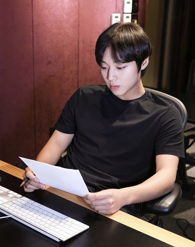 oiguzzz's tweet photo. 기본티 입엇을때 어깨핏 쫙쫙 펴지는거 좋다고 529번 말함 https://t.co/GAOrl65PNZ