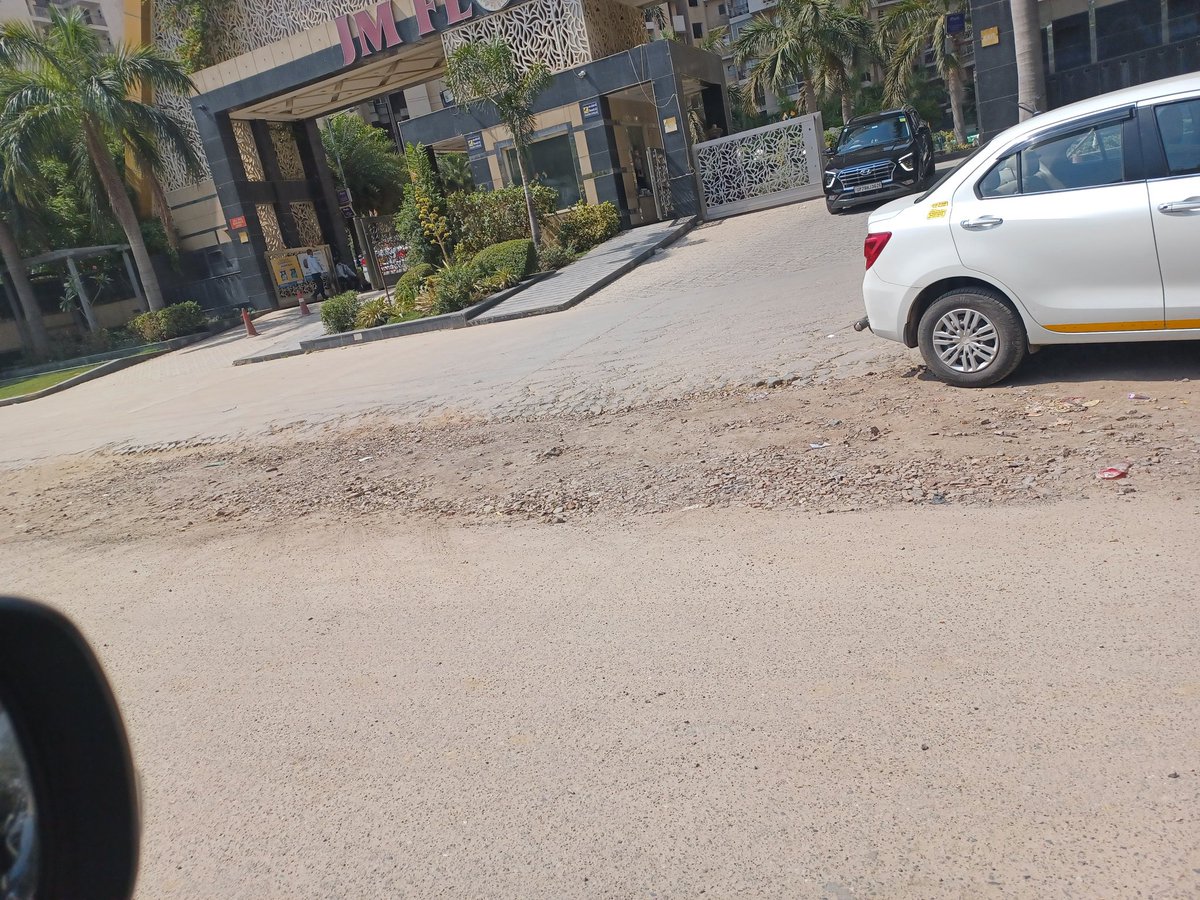 melavons's tweet photo. @dmgbnagar @OfficialGNIDA @GreaterNoidaW @CMOfficeUP the JM Florence lane was already filled with potholes, now authority has dug both sides to make it more worse for residents...it's like this for more than a month https://t.co/0A5uqcFIOp