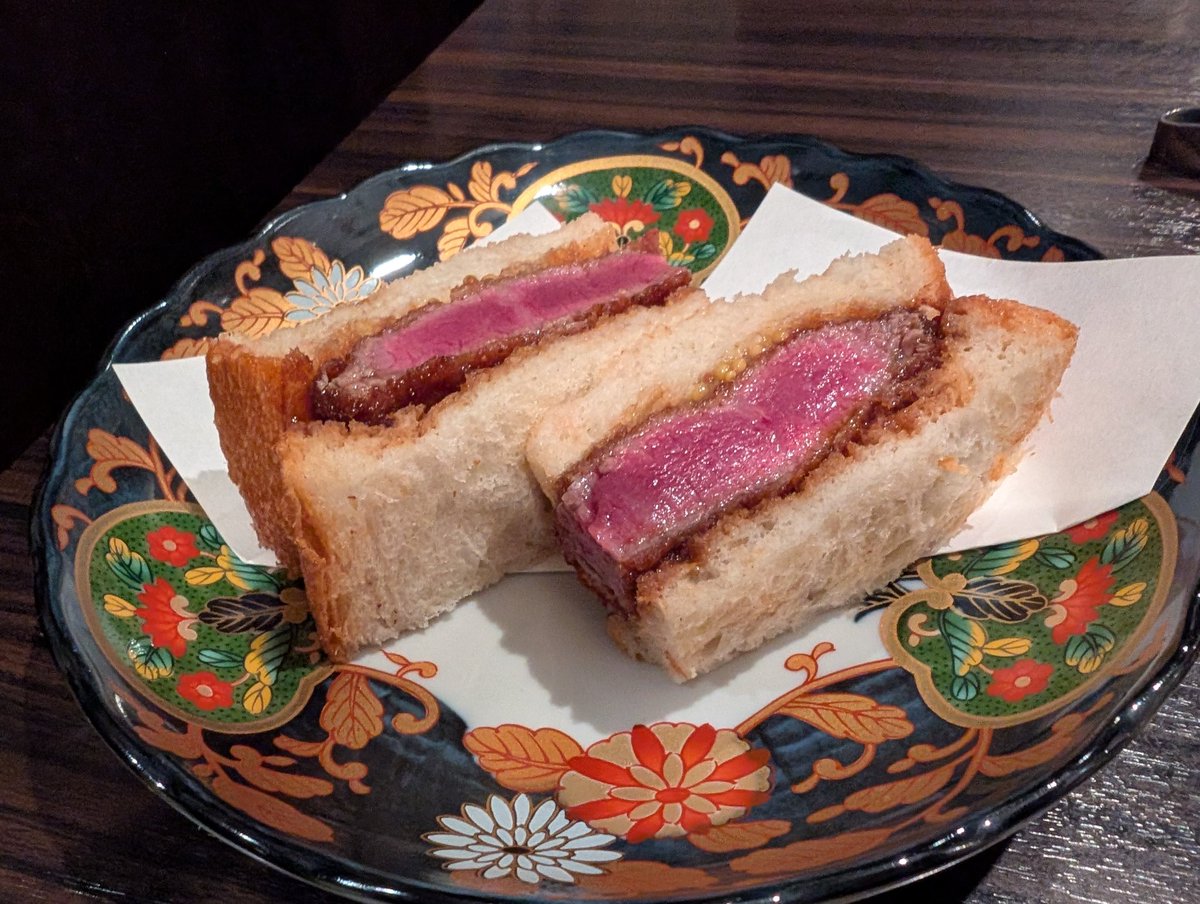 Pultea's tweet photo. 1年ぶりに風船飛んだので🎈
いい肉ご馳走になっておる🍖😋

#食うておるシリーズ https://t.co/OmtHplImPP