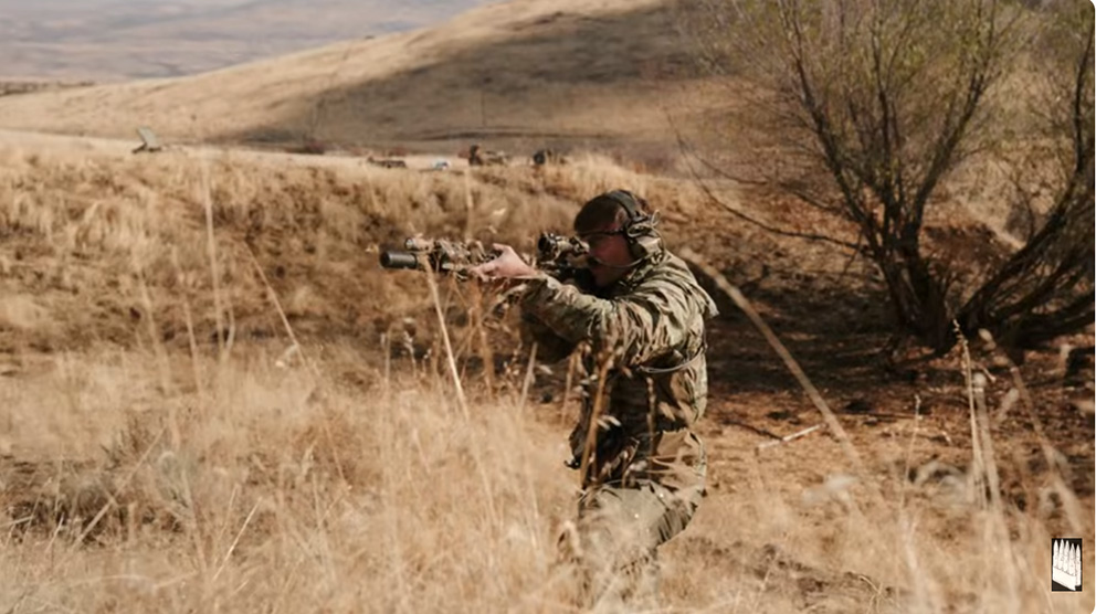 「山で待ち伏せされたら、隠れるな。突撃しろ。」

衝撃的な教訓から始まる、Garand Thumbの山岳生存術シリーズ第4弾が熱い。

「35m以内なら手榴弾で終わる。だから敵に向かって走るしかない」という実戦経験者の言葉には重みがあります。