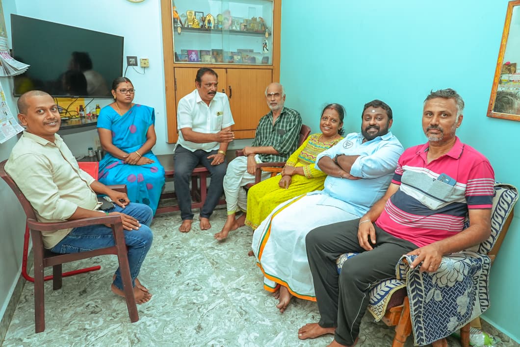 SuryahSG's tweet photo. Had a pleasant discussion regarding the #Velachery assembly constituency and election works with Tmt. Vijayalakshmi, Mandal Vice President of Velachery West. Enjoyed a wonderful lunch at her residence during this detailed consultation.

The #NDA will undoubtedly capture this constituency in the upcoming 2026 elections!

#வேளச்சேரி சட்டமன்றத் தொகுதி குறித்து, வேளச்சேரி மேற்கு மண்டல் துணைத் தலைவர் திருமதி.விஜயலட்சுமி மற்றும் மண்டல் நிர்வாகிகளுடன் அவர்களுடன் அவரது இல்லத்தில் இனிமையான கலந்துரையாடல் அமைந்தது. 

அவரது இல்லத்தில் அருமையான மதிய உணவுடன் இது தொடர்பாக விரிவாகக் கலந்தாலோசித்தோம். வரும் 2026 தேர்தலில் இத்தொகுதியை தேசிய ஜனநாயகக் கூட்டணி (NDA) நிச்சயம் கைப்பற்றும்!

#NDAforTN