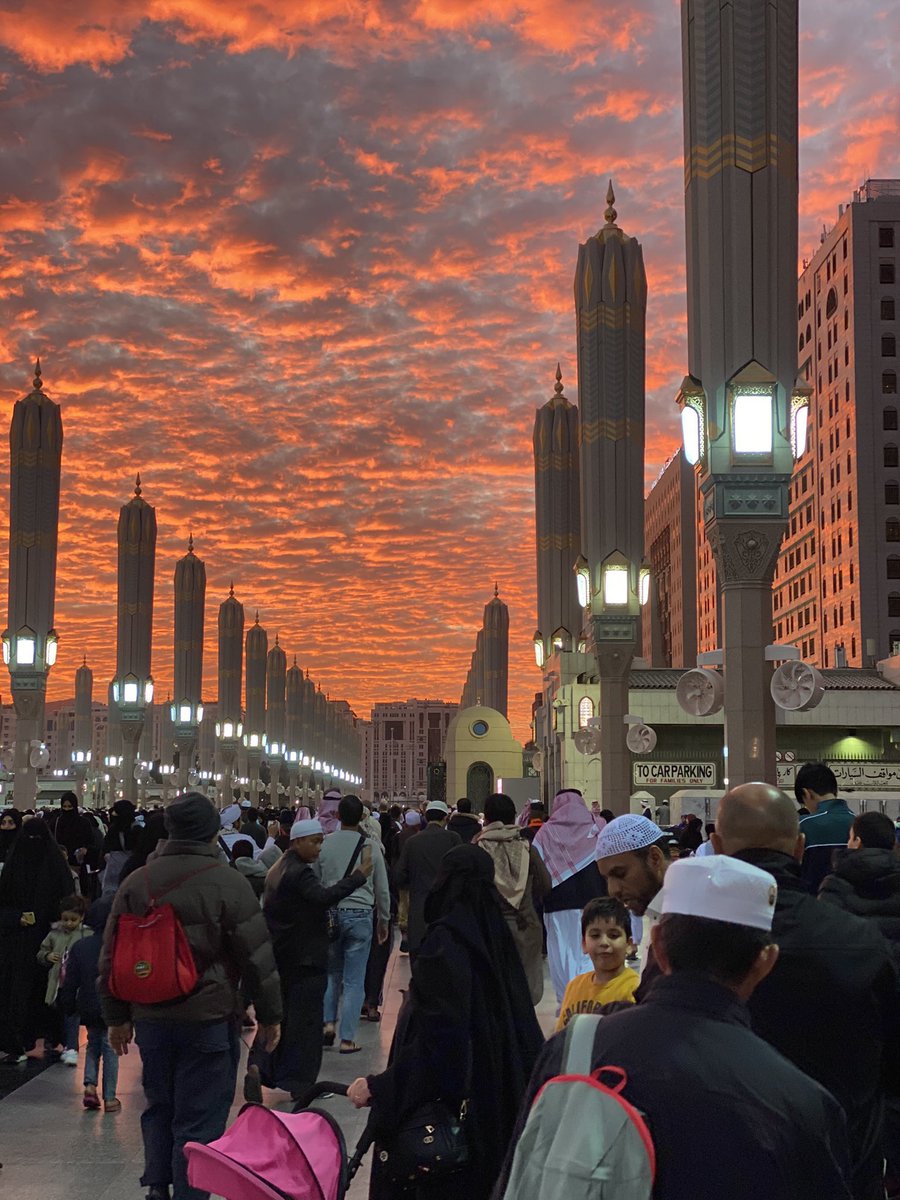 Cutooie's tweet photo. The sky of the Prophet’s Mosque. https://t.co/SmookVd6RR