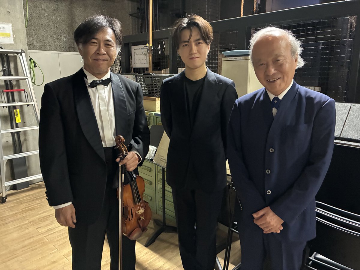 さいたま定期演奏会、終了いたしました。ありがとうございました！
ソリスト・アンコールはブラームス: 6つの小品より第2番、オケ・アンコールはモーツァルト: ディヴェルティメント K.137より第2楽章でした
尾高マエストロ、牛田智大さん、コンマスの扇谷でぱしゃり
明日は春休みオーケストラ探検！