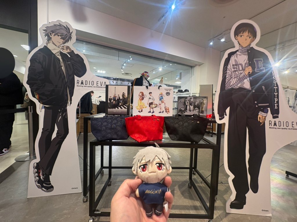 エヴァフェス3＋？日目

ほらカヲル君、本日の第2会場(?)はここだよ。カヲシンパネル展示✨2人って凄いね👍

#エヴァ
#エヴァ30
#エヴァンゲリオン