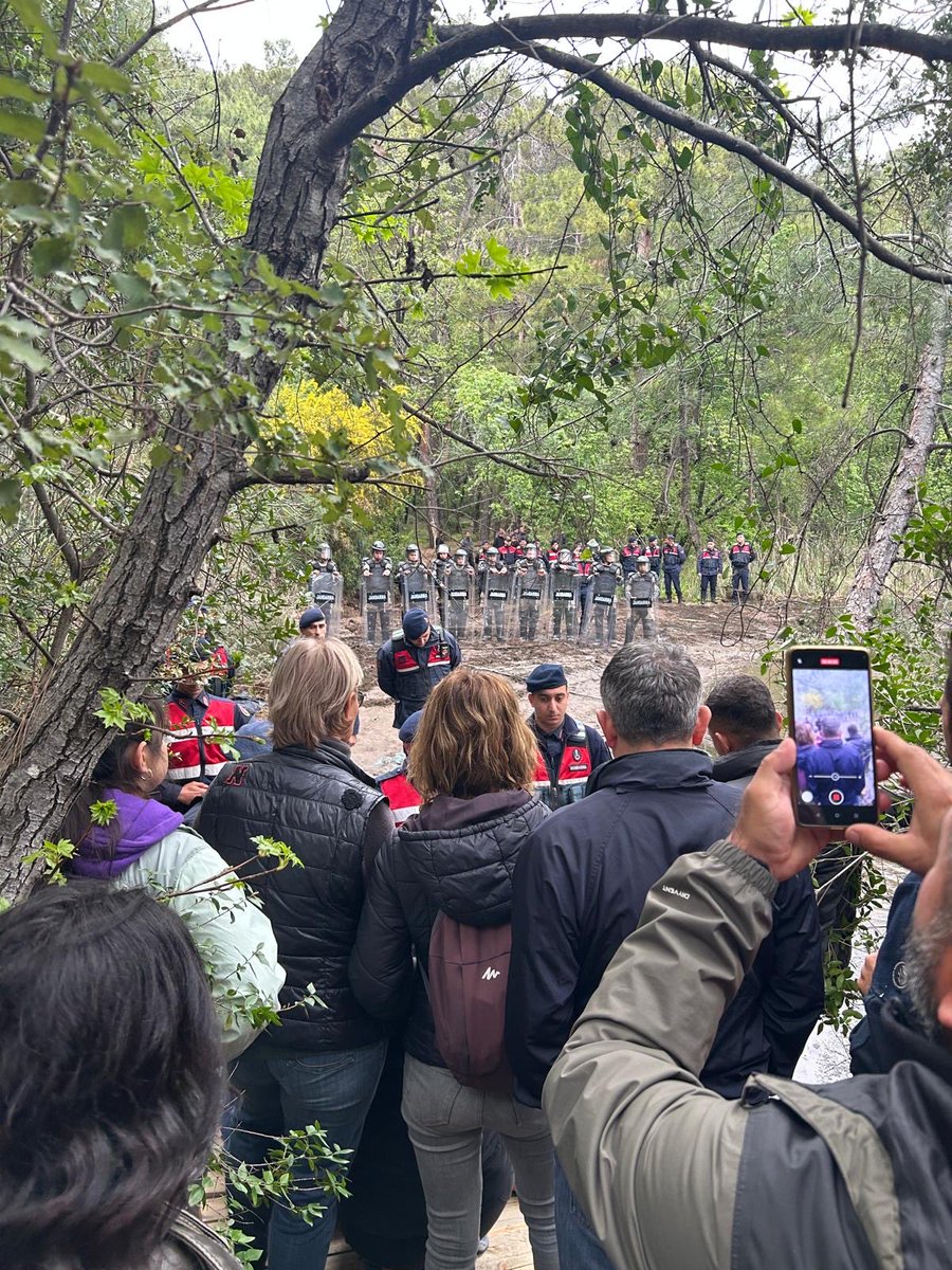 MTanal's tweet photo. Muğla/Fethiye-Göcek Osmanağa Koyu’nda doğal sit alanında yürütülen faaliyetlere ilişkin iddialar son derece ciddidir.
Ağaçların sökülmesi, betonlaşma ve kara yolunun kapatılması; yalnızca çevreyi değil, hukuku da hedef almaktadır.

Karada jandarma, denizde sahil güvenlik vatandaşın doğayı korumasına engel oluyor.

Kamu gücü, doğayı ve vatandaşı mı koruyor, yoksa hukuksuzluğu mu?

Anayasa çok nettir:
Madde 56: Herkes sağlıklı ve dengeli bir çevrede yaşama hakkına sahiptir. Devlet çevreyi korumakla yükümlüdür.
Madde 43: Kıyılar devletin hüküm ve tasarrufu altındadır, herkesin eşit ve serbest kullanımına açıktır.
Madde 34: Vatandaşın demokratik tepki ve protesto hakkı güvence altındadır.

Bu çerçevede:
Doğal sit alanındaki tüm faaliyetler derhal durdurulmalıdır.
Çevreye verilen zarar tespit edilip sorumlular hakkında işlem başlatılmalıdır.
Vatandaşın ulaşım ve kıyıya erişim hakkını engelleyen uygulamalara son verilmelidir.
Kolluk kuvvetleri, hukuku korumalı; hukuksuzluğun aracı haline getirilmemelidir.

Açık söylüyorum:

Devletin görevi betonu korumak değil, doğayı ve hukuku korumaktır.

Bu sürecin sonuna kadar takipçisi olacağım. Göcek halkı yalnız değildir.@halktvcomtr @ankahabera @szctelevizyonu @BirGun_TV @bizimtvcomtr @TvCumhuriyet @evrenselgzt @cumhuriyetgzt @gazetesozcu @KararHaber @BirGun_Gazetesi @korkusuzgazete