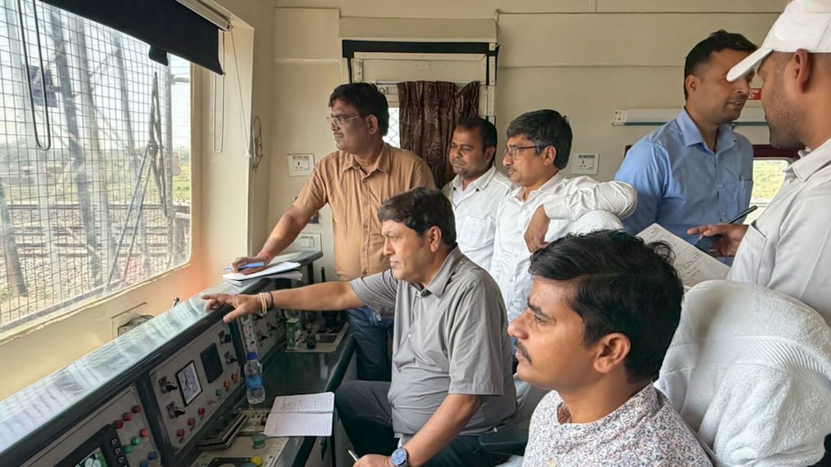 RailAnalysis's tweet photo. #DFCCIL carries out comprehensive #inspection across key sections of the #EasternDedicatedFreightCorridor
Read more: https://t.co/G0h7W3H4rF
#IndianRailways #DFC #EDFC #EasternDFC #CargoTerminal #Infrastructure #Inspection #Kavach #Safety #Review #Station #RailAnalysis https://t.co/a1KHSiBlii