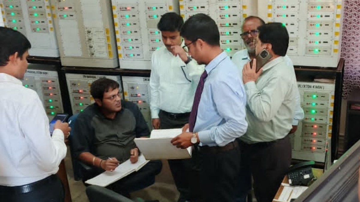 RailAnalysis's tweet photo. #DFCCIL carries out comprehensive #inspection across key sections of the #EasternDedicatedFreightCorridor
Read more: https://t.co/G0h7W3H4rF
#IndianRailways #DFC #EDFC #EasternDFC #CargoTerminal #Infrastructure #Inspection #Kavach #Safety #Review #Station #RailAnalysis https://t.co/a1KHSiBlii