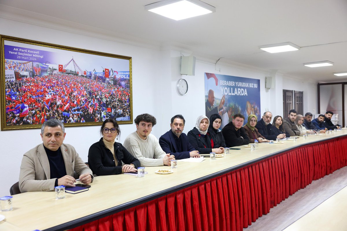 SahinTalus's tweet photo. 12 ilçemizin üç kademe Sosyal Politikalar Birim Başkanlarıyla gerçekleştirdiğimiz toplantıda, Ramazan boyunca yürüttüğümüz çalışmalarımızı ve ev ziyaretlerimizi kapsamlı şekilde değerlendirdik.

472 mahallemizde kurduğumuz gönül köprüleriyle, milletimizle aynı sofrayı paylaşmaya, aynı duaya ortak olmaya devam ediyoruz.