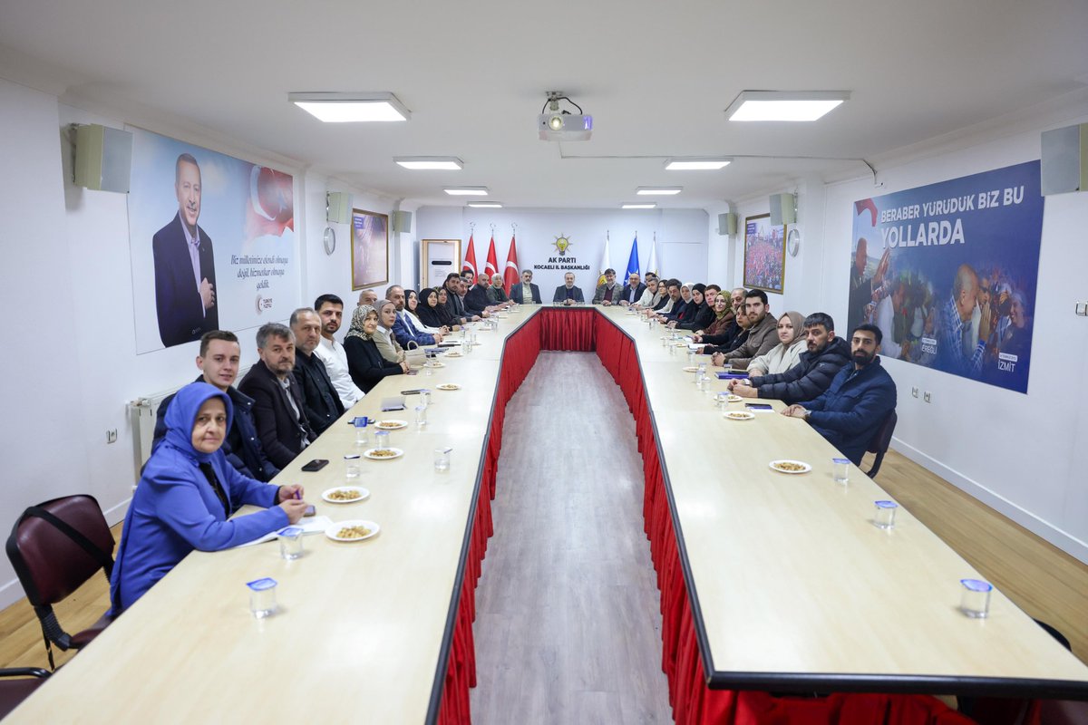 SahinTalus's tweet photo. 12 ilçemizin üç kademe Sosyal Politikalar Birim Başkanlarıyla gerçekleştirdiğimiz toplantıda, Ramazan boyunca yürüttüğümüz çalışmalarımızı ve ev ziyaretlerimizi kapsamlı şekilde değerlendirdik.

472 mahallemizde kurduğumuz gönül köprüleriyle, milletimizle aynı sofrayı paylaşmaya, aynı duaya ortak olmaya devam ediyoruz.