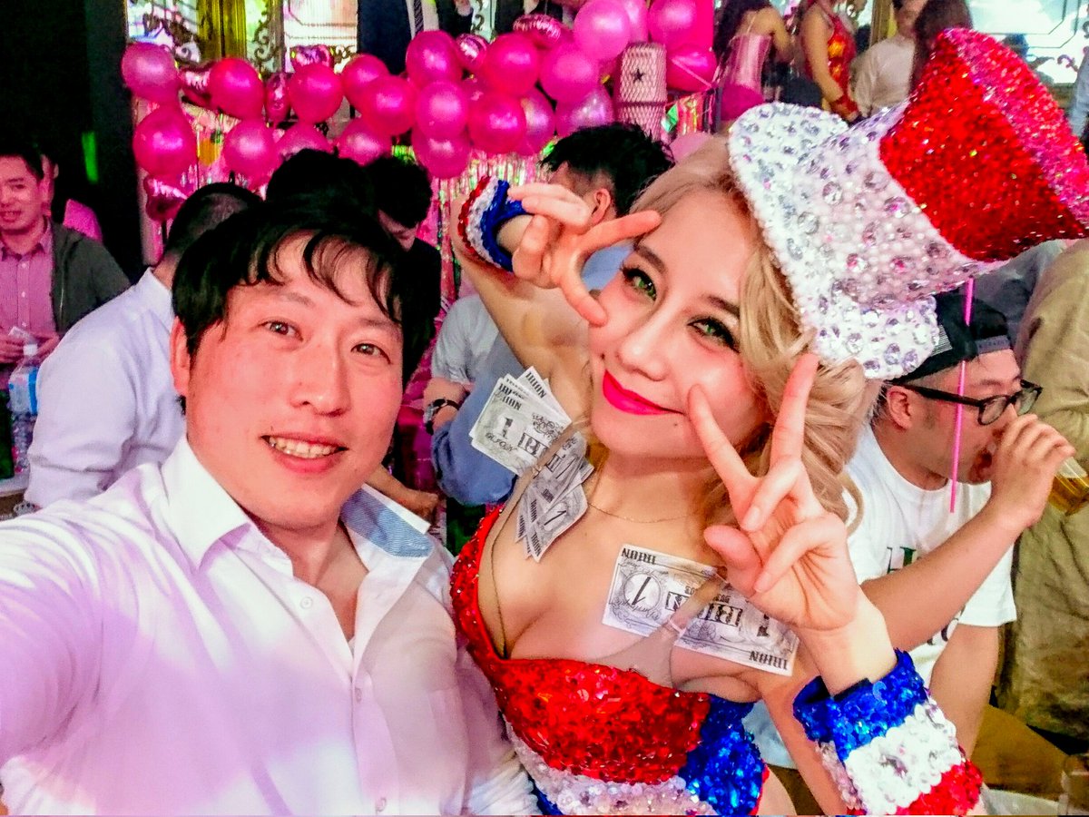 onichan0901's tweet photo. (7／15)
リリーさんはポールもでき、歌も上手く、なんでもできちゃうので、ますますリリー推しが加速しました。
2017年3月に、今の場所にお店が移転し、ショーも撮影できるようになりました。
当時の自分はカメラに興味はなかったのですが、2018年3月の2、3月合同バースデーイベントで
@Rilyburlesque https://t.co/ofSL80A1ak
