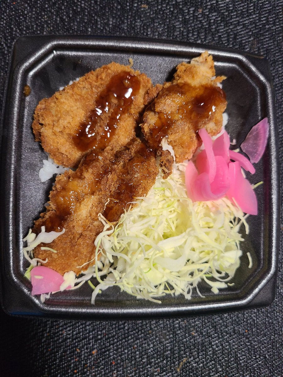 mozyakuma3's tweet image. 晩御飯は豚カツ弁当です🐽
今日もお疲れ様でした🌃✨
#おうちごはん #TRIAL  #惣菜 #豚カツ