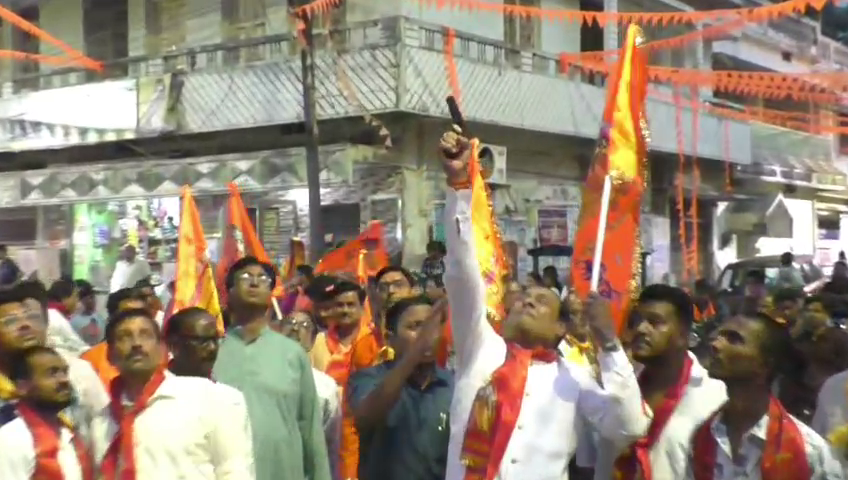 otvkhabar's tweet image. #ବିଧାୟକ_ନବୀନ_ଜୈନଙ୍କ_ଫାଙ୍କା_ଗୁଳି_ଚାଳନା
-ରାମନବମୀରେ ଟିଟିଲାଗଡ଼ ବିଧାୟକ ନବୀନ ଜୈନଙ୍କ ଫାଙ୍କା ଗୁଳି ଚାଳନା
-ପିଏସ୍‌ଓଙ୍କ ବନ୍ଧୁକ ନେଇ ଶହ ଶହ ଲୋକଙ୍କ ଭିତରେ ଗୁଳି ଚଳାଇଲେ
-କିପରି ପିଏସ୍‌ଓ ବନ୍ଧୁକ ଦେଲେ, ବିଧାୟକ ଗୁଳି ଚଳାଇଲେ ତାକୁ ନେଇ ଚର୍ଚ୍ଚା
#RamNavami #Titlagarh #NaveenJain #MLA_Firing #BlankShots