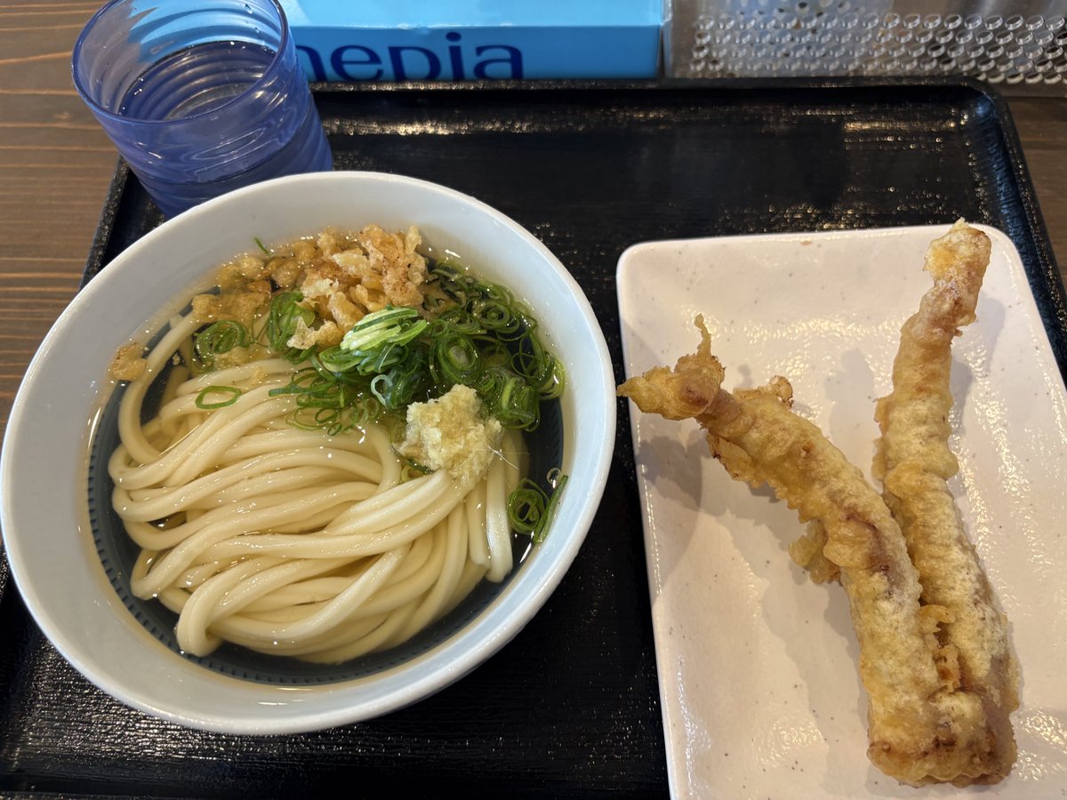 こだわり麺屋サンポート高松店
かけうどん冷と下足天をいただきました！
ツルツルの麺も出汁も天ぷらも最高でした！