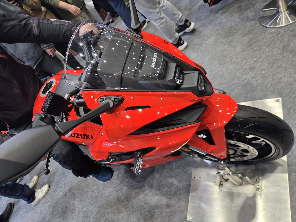 yusic73's tweet photo. CBR400近未来的で独特な顔
慣れてくるとどんどんカッコ良く感じる系かも
8rオレンジは赤が強め
やっぱりタンク後部が黒の現行の配色の方が好み https://t.co/V7HaGm9Mw7