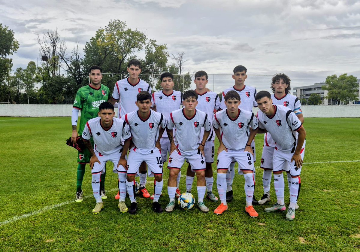 NewellsJuvenil's tweet image. #JuvenilesLPF | Pasaron los primeros 45 minutos ⏱️

👉🏼 #7ma iguala 0-0 en casa. 

👉🏼 #4ta cae 1-0 en La Quemita. 

📸  Germán Bocco y Prensa Huracán