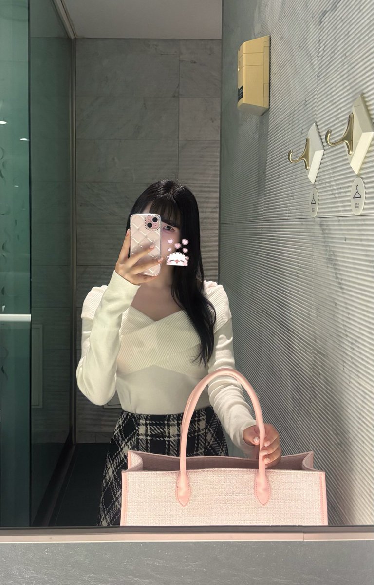 신촌 간 김에 현대백화점 구경하고 귀가 중..